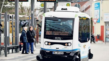 Im nordrhein-westfälischen Monheim hat man mit diesem Bus schon Erfahrungen gesammelt – mit Aufpasser an Bord. 
