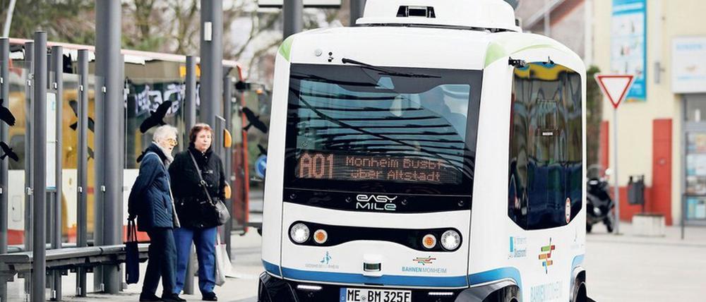 Im nordrhein-westfälischen Monheim hat man mit diesem Bus schon Erfahrungen gesammelt – mit Aufpasser an Bord.