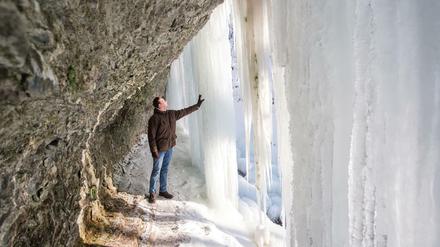 Eiszapfen an einem gefrorenen Wasserfall in Langenfeld.