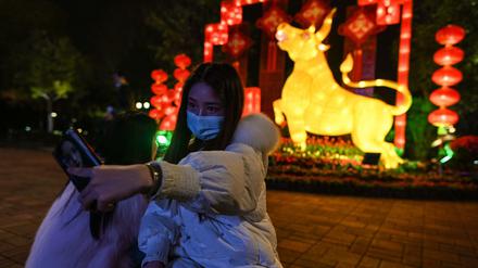 Selfie mit Büffel in Wuhan: China feiert Neujahr. 
