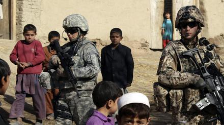 Bundeswehr-Soldaten auf Patrouille in Afghanistan. Nun soll ihr Einsatz verlängert werden.