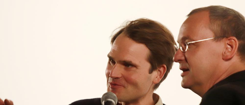 Quatschen mit Knut. Moderator Elstermann im Gespräch mit dem Schauspieler Fabian Hinrichs (links).