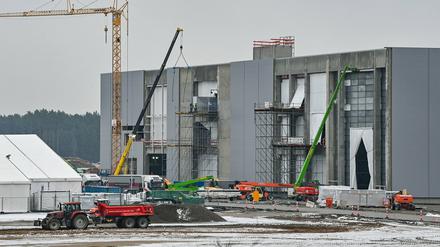 In der Lackiererei der neuen Tesla-Autofabrik in Grünheide werden schon Maschinen eingebaut - bald auch in anderen Werkhallen 