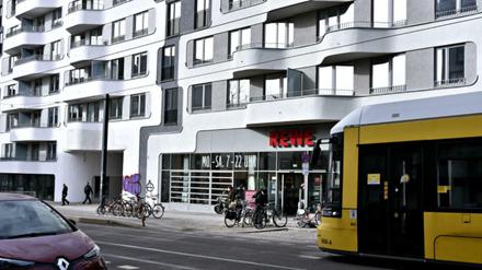 Für das Wohn- und Geschäftshaus „Port-o-Prenz“ wurde von Anfang an mehrstöckig geplant. Über dem Supermarkt im Erdgeschoss entstanden 240 Wohneinheiten.