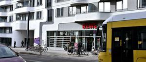Für das Wohn- und Geschäftshaus „Port-o-Prenz“ wurde von Anfang an mehrstöckig geplant. Über dem Supermarkt im Erdgeschoss entstanden 240 Wohneinheiten.