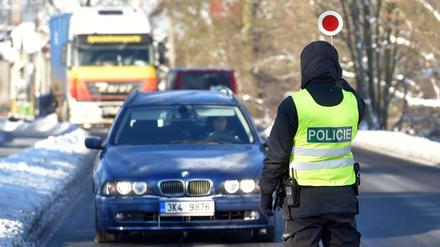 Ein tschechischer Polizist stoppt Autofahrer für eine Kontrolle an der Grenze des Bezirks Sokolov (Falkenau) zum Bezirk Karlsbad.