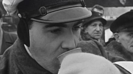 Ein Schlückchen Wärme: Zweimal am Tag Tee mit Rum – so ließ sich 1960 die Kälte gut aushalten.