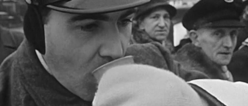 Ein Schlückchen Wärme: Zweimal am Tag Tee mit Rum – so ließ sich 1960 die Kälte gut aushalten.