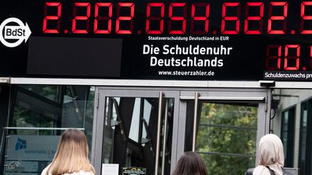 Misst und misst: Die Staatsschuldenuhr des Bundes der Steuerzahler , hier im November 2020. Mittlerweile zeigt sie schon 2,3 Billionen Euro an.