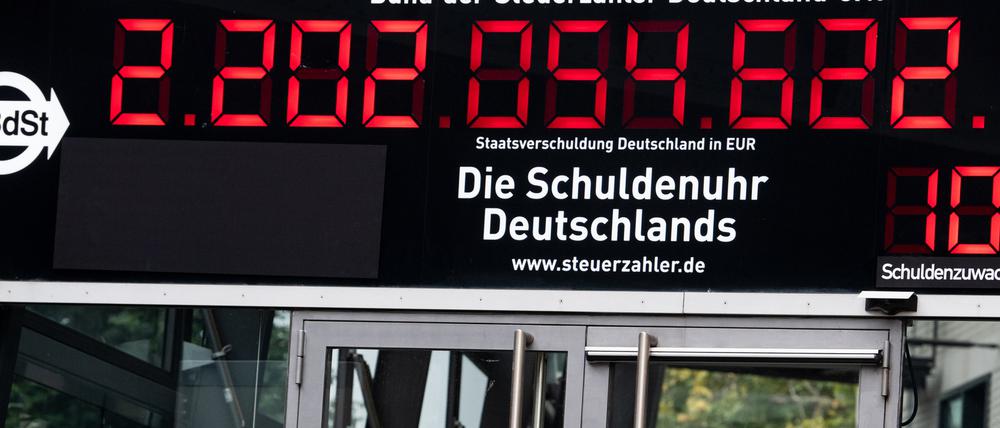 Misst und misst: Die Staatsschuldenuhr des Bundes der Steuerzahler , hier im November 2020. Mittlerweile zeigt sie schon 2,3 Billionen Euro an.