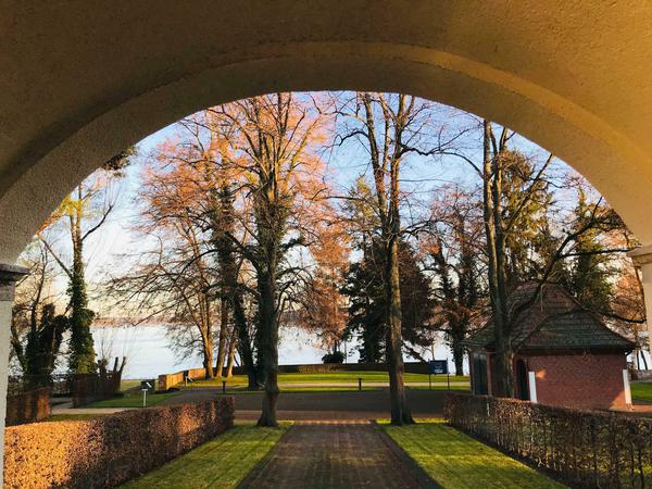 Unglaublich schöner Ort am Havelufer: der Fraenkel-Garten in Berlin-Kladow. Hinten die Havel.