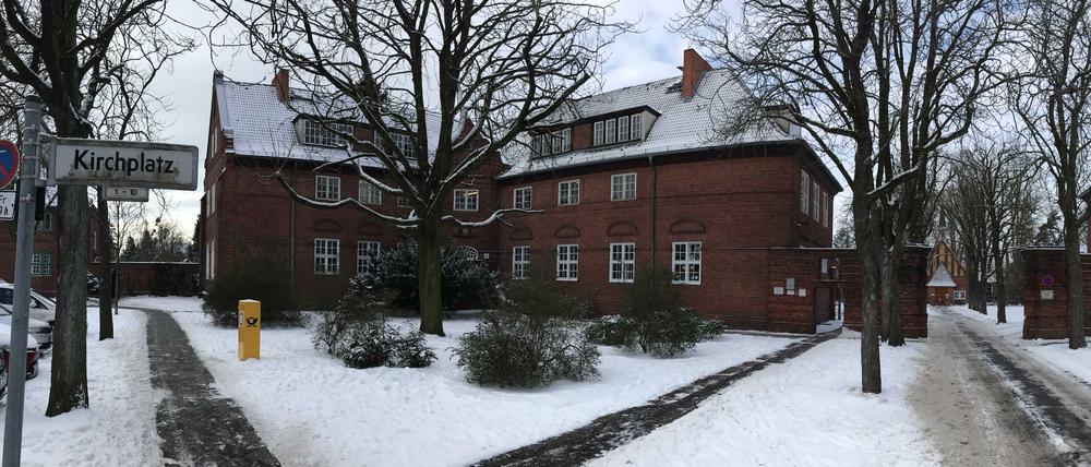 Staaken, Februar 2021. "Kirchplatz". Links die Schule, durchs Tor geht es zur Kirche.