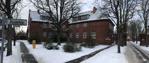 Staaken, Februar 2021. "Kirchplatz". Links die Schule, durchs Tor geht es zur Kirche.
