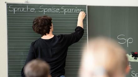 Eine Lehrerin in einer Grundschule. (Symbolbild)