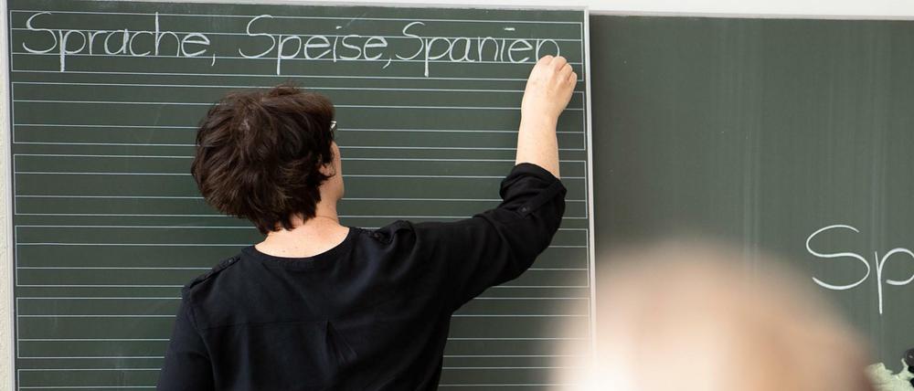 Eine Lehrerin in einer Grundschule. (Symbolbild)