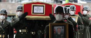 Drei tote türkische Soldaten, die beim Militäreinsatz im Nordirak gegen die PKK ums Leben gekommen sind, werden in Ankara zu Grabe getragen. 