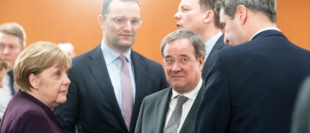 Belauern sich: Kanzlerin Merkel, CDU-Chef Laschet und CSU-Chef Söder. 