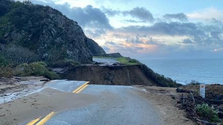 Abbruchkante. Ein Abschnitt des Highway 1 ist nach einem schweren Regensturm in der Nähe von Big Sur eingestürzt.