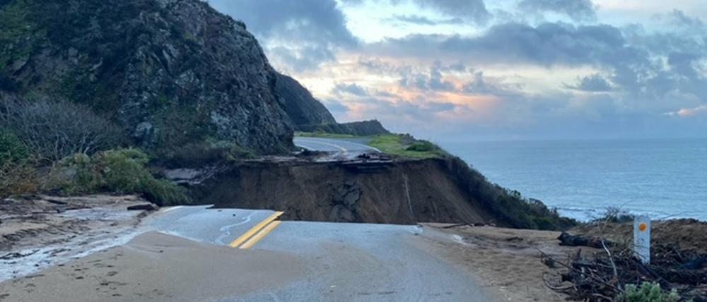 Abbruchkante. Ein Abschnitt des Highway 1 ist nach einem schweren Regensturm in der Nähe von Big Sur eingestürzt.