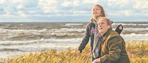 Lebensfreude: Thomas Wintersperger (Ulrich Tukur) mit Max’ Enkelin Lena (Ksenija Sisko) beim Drachensteigen an der Ostsee.