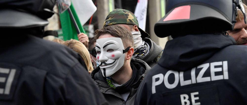 Demonstranten bei Protesten am Brandenburger Tor gegen die Corona-Politik der Regierung.