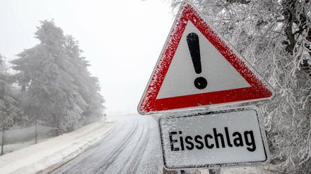 Nicht nur wie hier im Taunus ist Glatteis bis Dienstagvormittag eine reelle Gefahr.