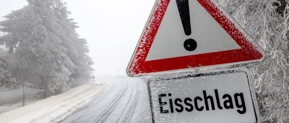 Nicht nur wie hier im Taunus ist Glatteis bis Dienstagvormittag eine reelle Gefahr.