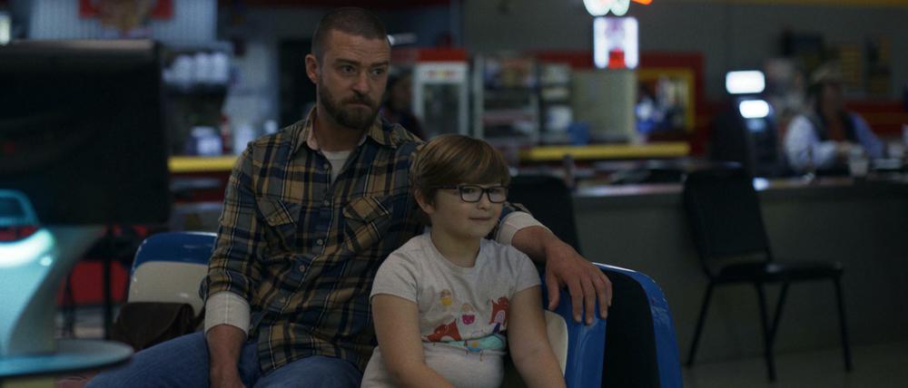 Palmer (Justin Timberlake) nimmt sich des Nachbarsjungen Sam (Ryder Allen) an, der von seiner Mutter alleingelassen wurde.