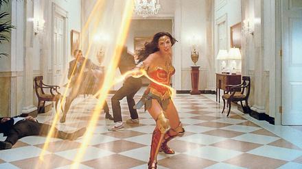 Gal Gadot kämpft sich in "Wonder Woman 1984" durchs Weiße Haus.