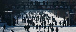 Gedränge auf dem zugefrorenen Landwehrkanal in Berlin-Kreuzberg: Die Polizei schritt ein.