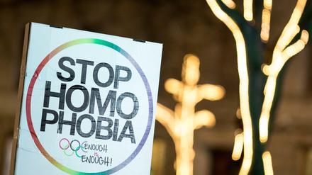 "Stop Homophobia" steht in Berlin auf einem Plakat (Symbolbild).