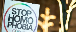"Stop Homophobia" steht in Berlin auf einem Plakat (Symbolbild).
