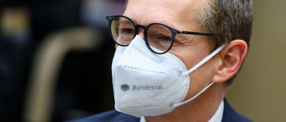 Michael Müller (SPD), Regierender Bürgermeister von Berlin, sitzt mit einer Maske mit der Aufschrift "Bundesrat" zu Beginn der 1000. Sitzung im Deutschen Bundesrat.