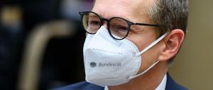 Michael Müller (SPD), Regierender Bürgermeister von Berlin, sitzt mit einer Maske mit der Aufschrift "Bundesrat" zu Beginn der 1000. Sitzung im Deutschen Bundesrat.