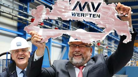 Schön war die Zeit: Der Schweriner Minister Harry Glawe (rechts) freut sich mit Petter Vetten, Chef der MV Werften, 2019 über den Produktionsbeginn des Kreuzfahrtschiffes "Global". 