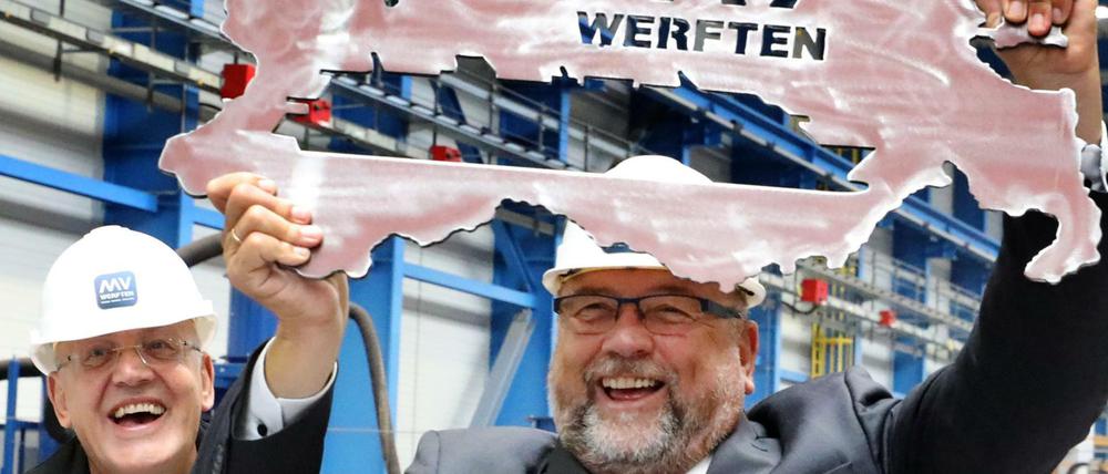 Schön war die Zeit: Der Schweriner Minister Harry Glawe (rechts) freut sich mit Petter Vetten, Chef der MV Werften, 2019 über den Produktionsbeginn des Kreuzfahrtschiffes "Global". 
