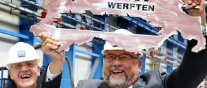 Schön war die Zeit: Der Schweriner Minister Harry Glawe (rechts) freut sich mit Petter Vetten, Chef der MV Werften, 2019 über den Produktionsbeginn des Kreuzfahrtschiffes "Global". 
