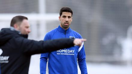 Sami Khedira muss unter Herthas neuem alten Trainer Pal Dardai erst mal auf der Bank Platz nehmen. 