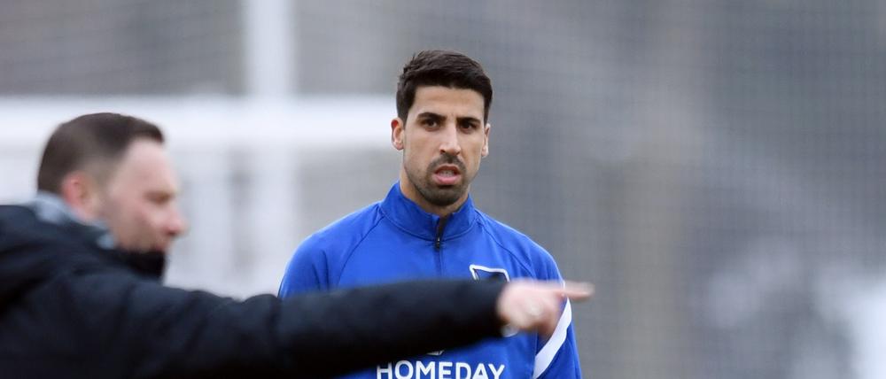 Sami Khedira muss unter Herthas neuem alten Trainer Pal Dardai erst mal auf der Bank Platz nehmen. 
