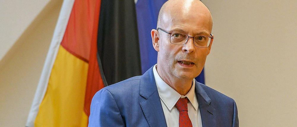 Halles Oberbürgermeister Bernd Wiegand muss sich wegen eines Verstoßes gegen die Impfreihenfolge verantworten.