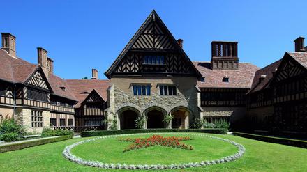Der Ehrenhof mit Rasen-Rotunde des Schlosses Cecilienhof im Neuen Garten. (Archivbild)