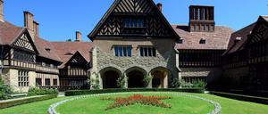 Der Ehrenhof mit Rasen-Rotunde des Schlosses Cecilienhof im Neuen Garten. (Archivbild)