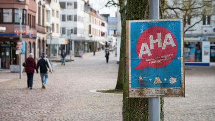 Ein verwittertes AHA-Plakat in Zweibrücken. In der Stadt ist die Sieben-Tage-Inzidenz besonders niedrig.