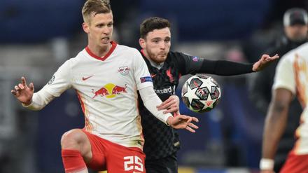 Dani Olmo (li.) und Liverpools Andrew Robertson im Zweikampf.