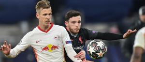 Dani Olmo (li.) und Liverpools Andrew Robertson im Zweikampf.