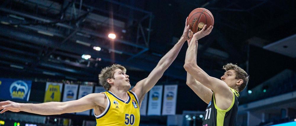 Not in my house. Albas Ben Lammers blockt den Wurf des gebürtigen Berliners Andreas Seiferth.