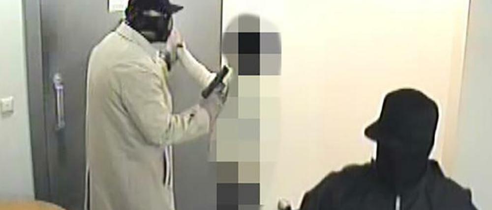 Mit Bildern sucht die Polizei nach den Tatverdächtigen.