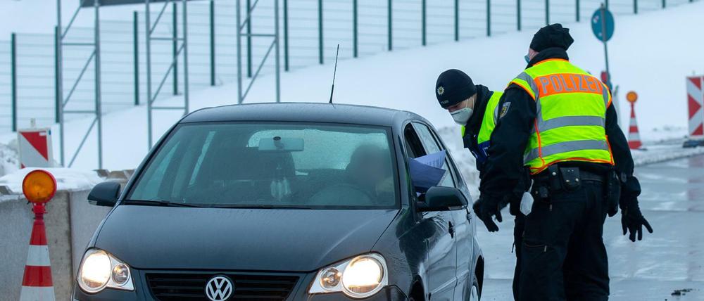 Zwei Polizisten der Bundespolizei kontrollieren an der Grenze zu Tschechien Reisende und Pendler.