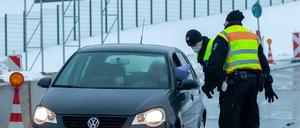 Zwei Polizisten der Bundespolizei kontrollieren an der Grenze zu Tschechien Reisende und Pendler.