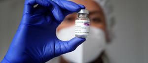 Eine Mitarbeiterin des Gesundheitswesen bereitet eine Impfdosis vor.